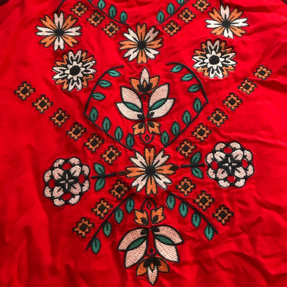 😘🌺 Floral & Geometric Red ✨Embroidered✨ Tank ❤️ - Picture 5 of 6